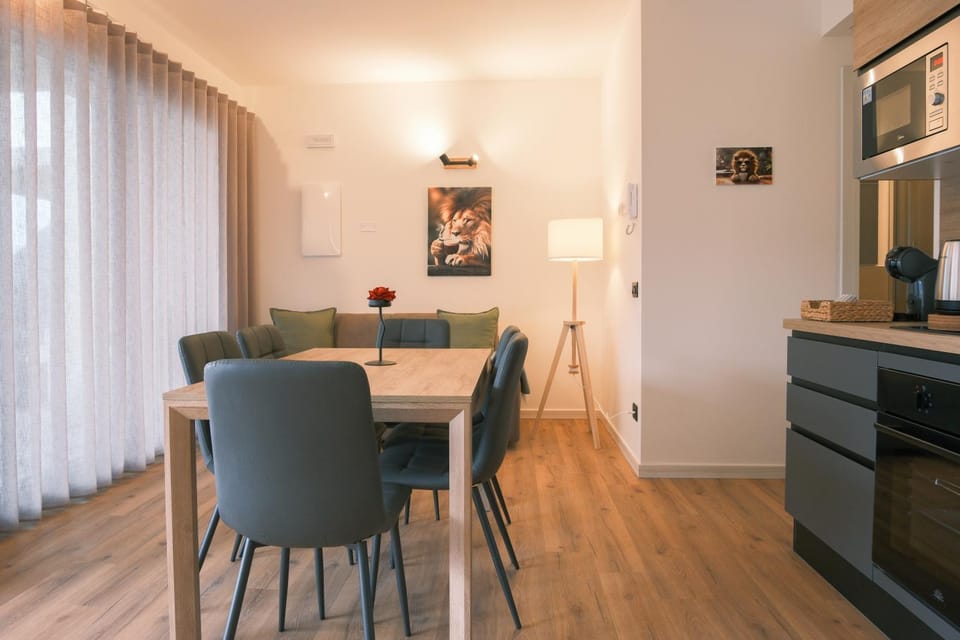 Kitchen or kitchenette, Living room, Seating area, Dining area