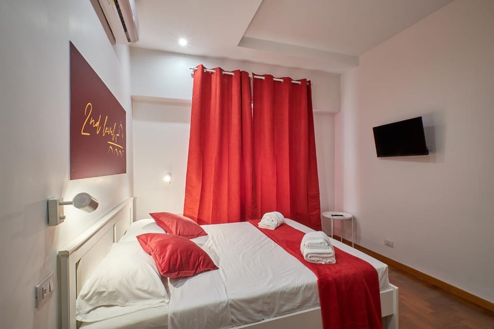 Bed, TV and multimedia, Photo of the whole room, Bedroom, towels