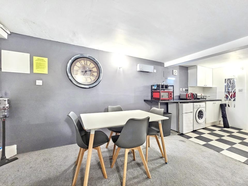 Hidden Putney-Studio Flat Apartment in London