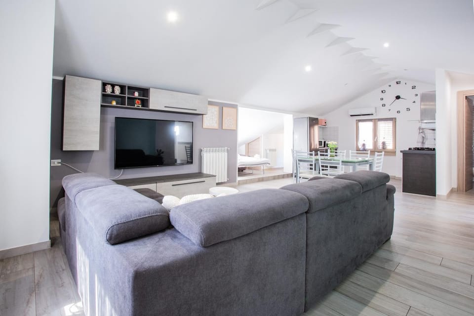 TV and multimedia, Kitchen or kitchenette, Living room, Lunch, Dinner, air conditioner