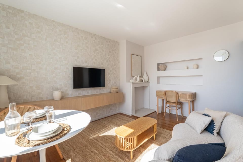 TV and multimedia, Living room, Seating area, Dining area