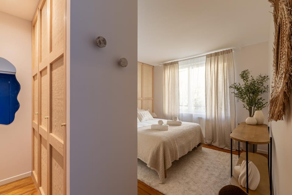 Bed, Photo of the whole room, Bedroom, storage, storage, towels, wardrobe
