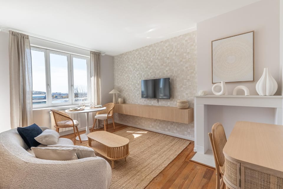TV and multimedia, Living room, Decorative detail, Decorative detail, Seating area, Dining area, Sea view, Sea view
