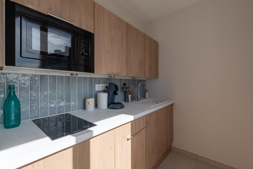 Coffee/tea facilities, Kitchen or kitchenette, dishwasher, stove, toaster