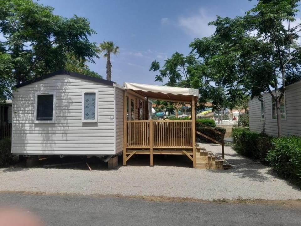 Property building, Balcony/Terrace, Pool view, Parking