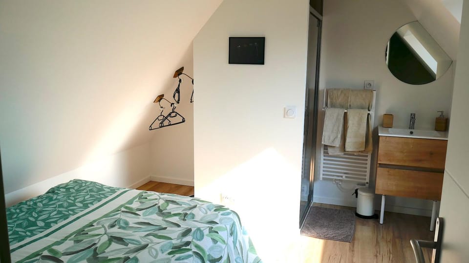 Photo of the whole room, Bedroom