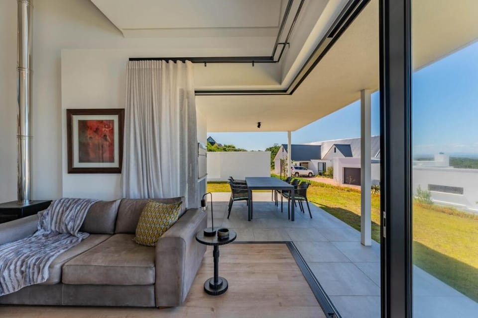 Patio, Balcony/Terrace, Living room, Seating area, Dining area