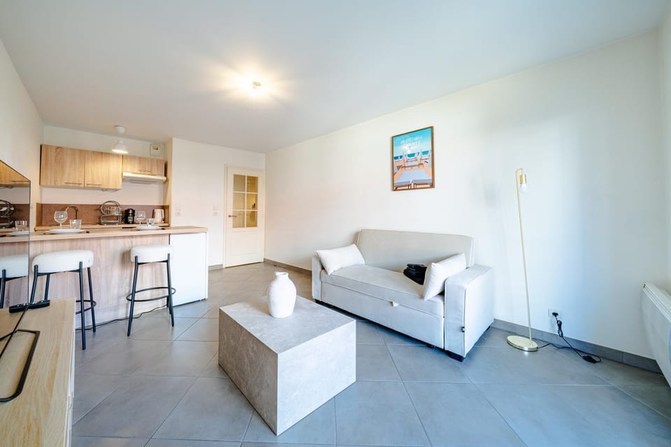 Kitchen or kitchenette, Living room, Seating area, Dining area, stove