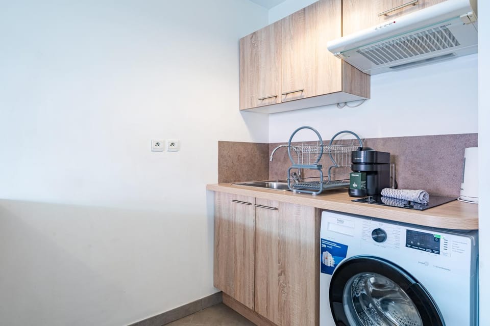 Coffee/tea facilities, Kitchen or kitchenette, stove, washing machine