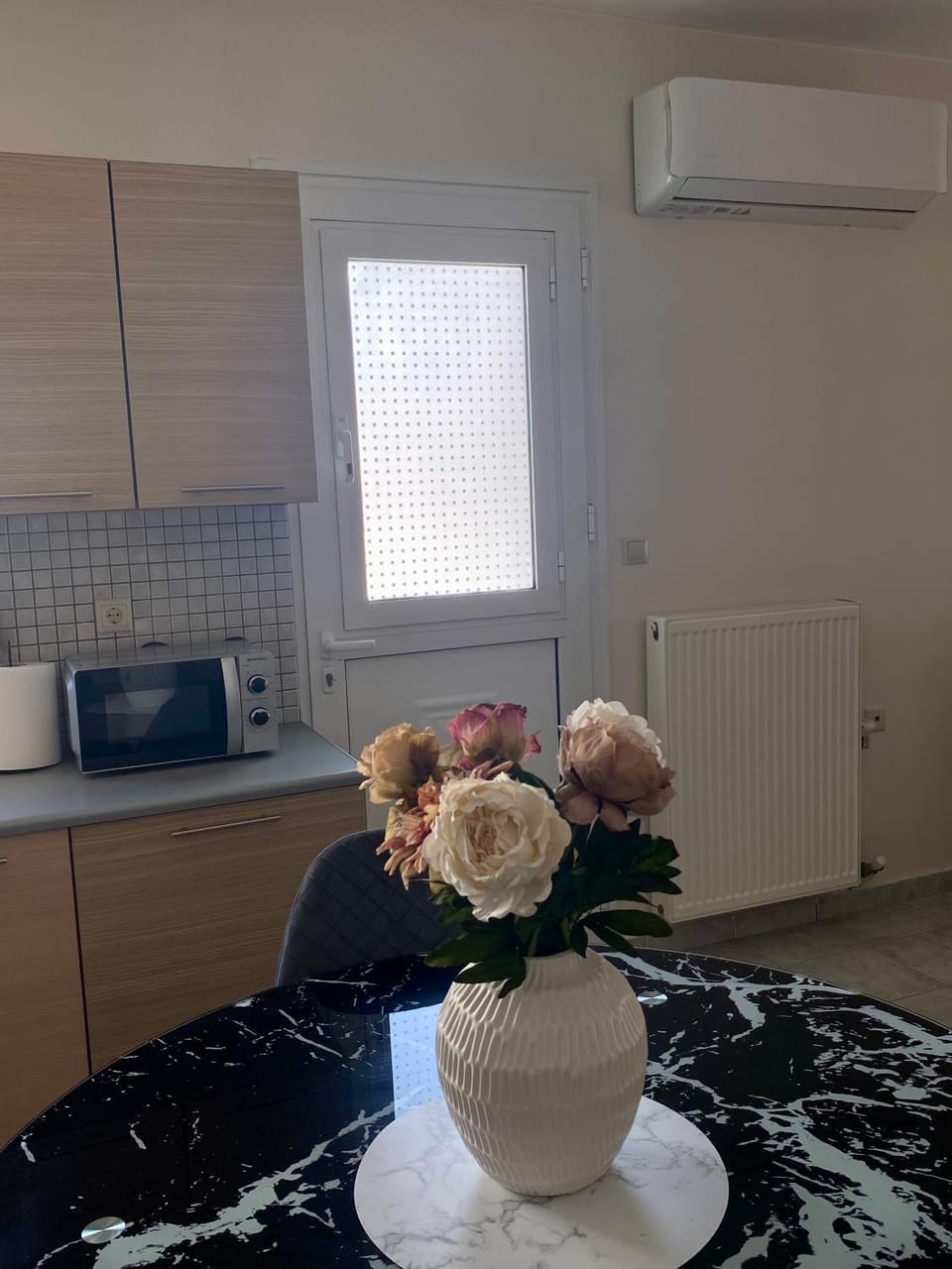 Kitchen or kitchenette, air conditioner