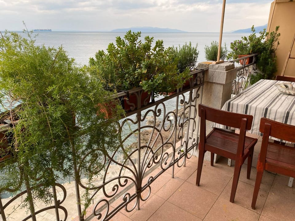 Natural landscape, Balcony/Terrace, Seating area, Sea view