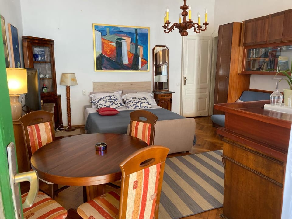 Bed, Seating area