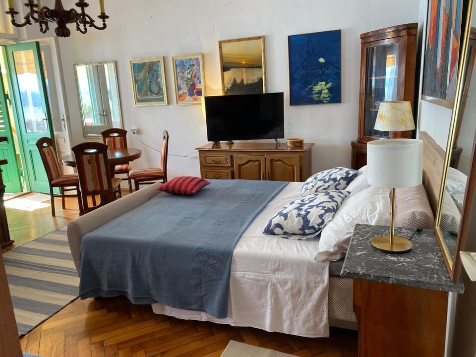 Bed, TV and multimedia, Living room, Seating area, Bedroom