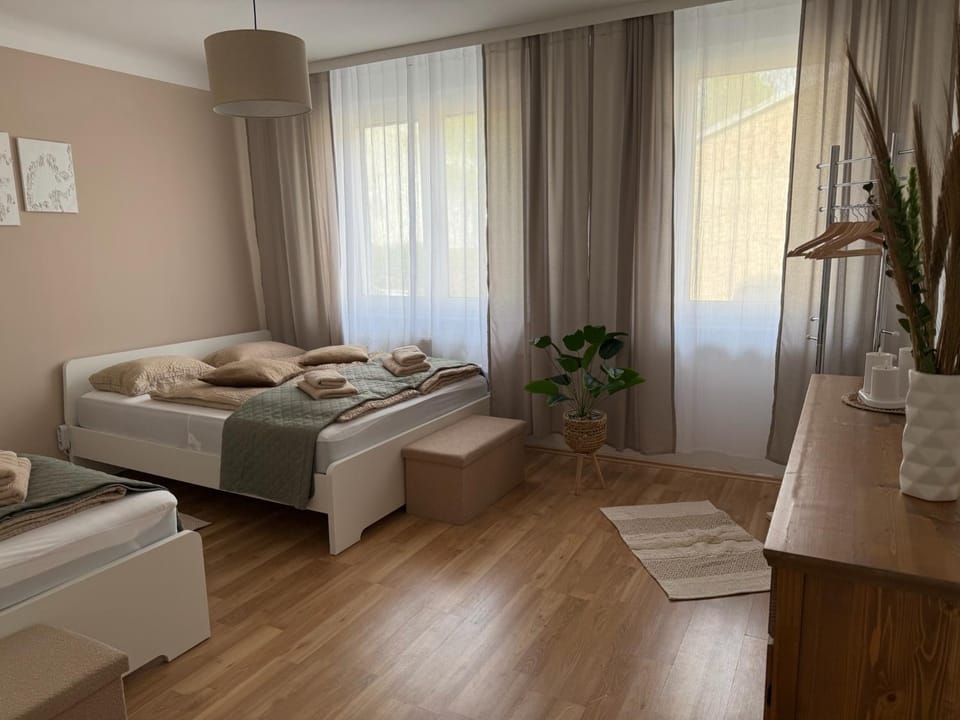 Bed, Photo of the whole room, Seating area, Bedroom, towels