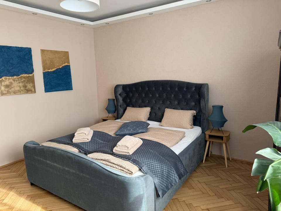 Bed, Photo of the whole room, Bedroom, towels
