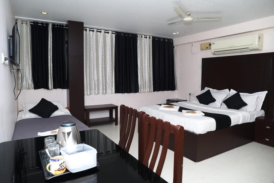 Bed, TV and multimedia, Photo of the whole room, Seating area, Dining area, Bedroom, air conditioner