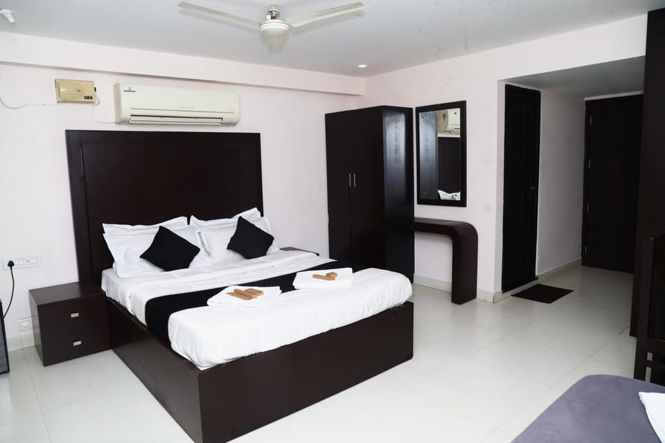 Bed, TV and multimedia, Photo of the whole room, Bedroom, wardrobe, air conditioner