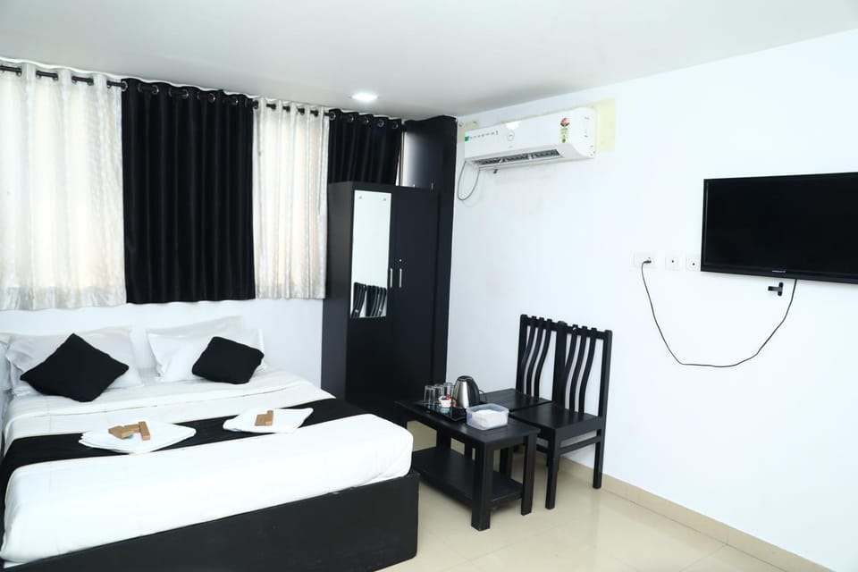 Bed, TV and multimedia, Seating area, Bedroom, air conditioner