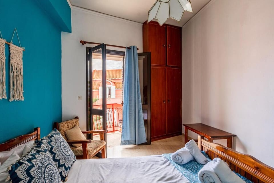 Photo of the whole room, Bedroom, wardrobe