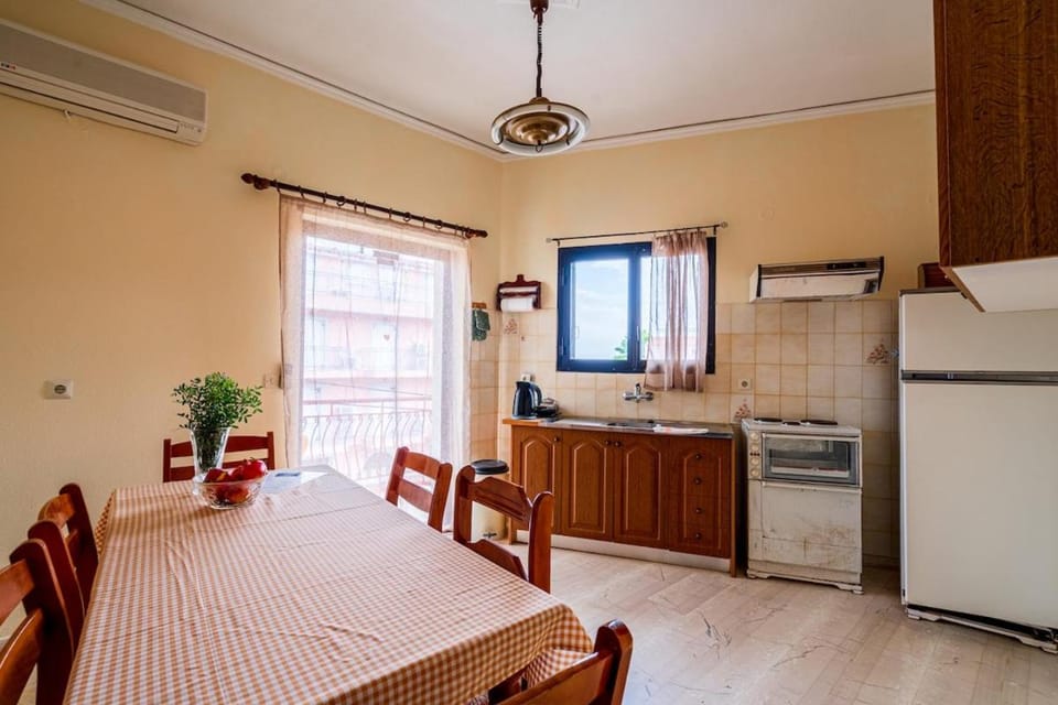 Kitchen or kitchenette, Dining area, stove