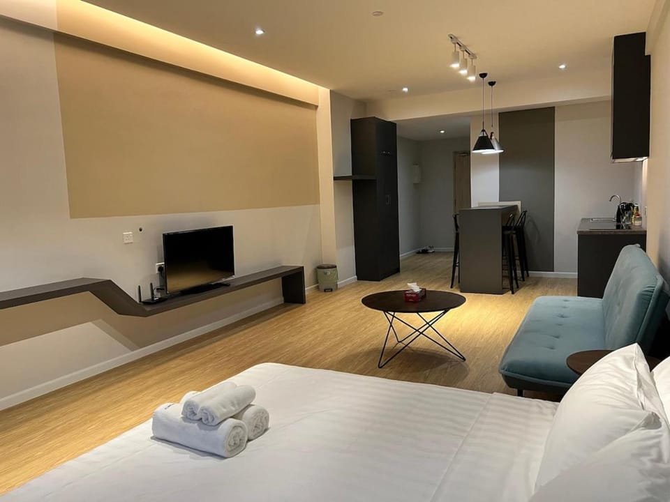 Communal lounge/ TV room, Bed, TV and multimedia, Living room, Seating area, Bedroom, towels