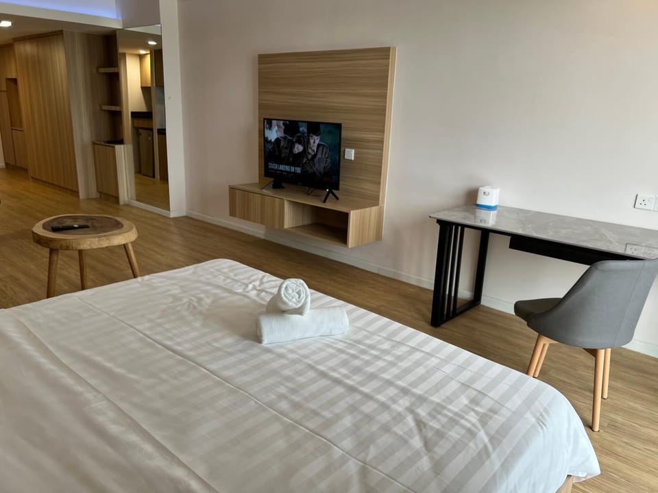 Bed, TV and multimedia, Bedroom