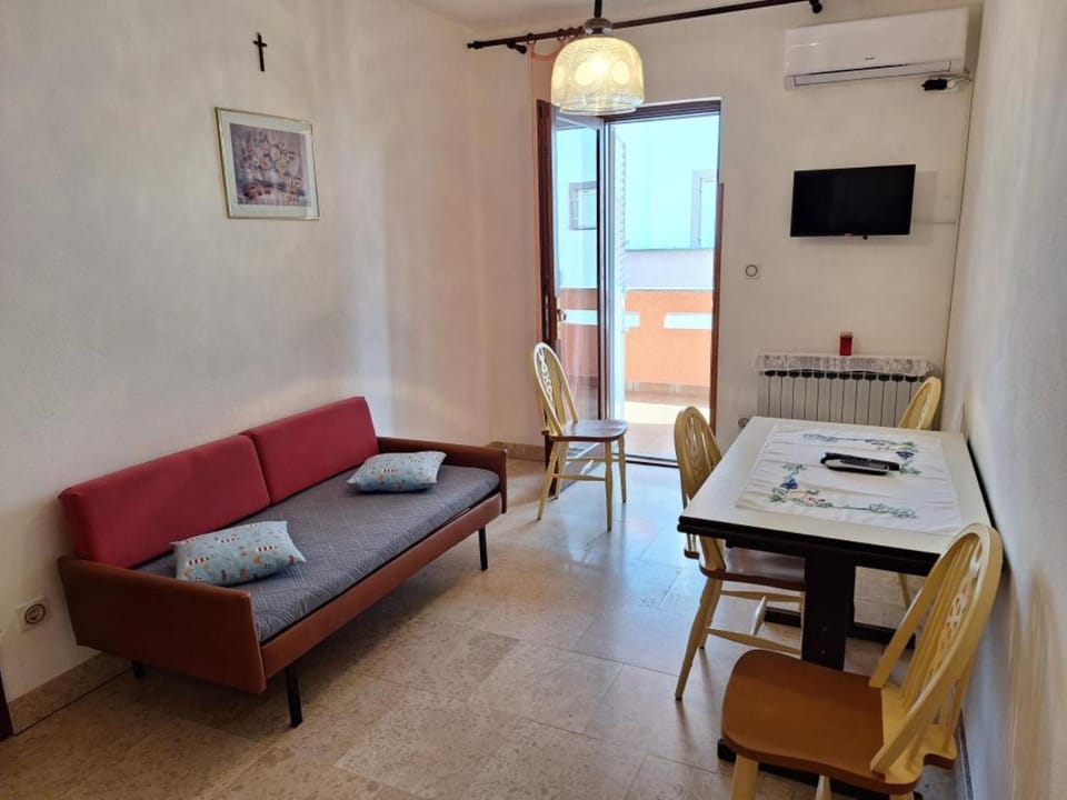 TV and multimedia, Living room, Seating area, Dining area, internet, air conditioner