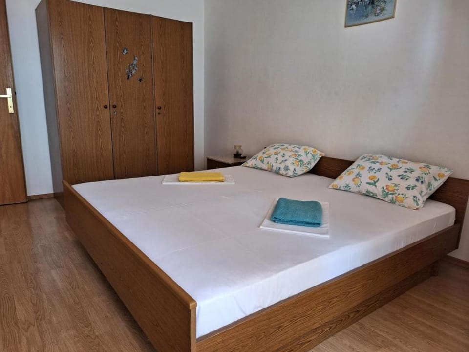 Bed, Photo of the whole room, Bedroom, towels, wardrobe