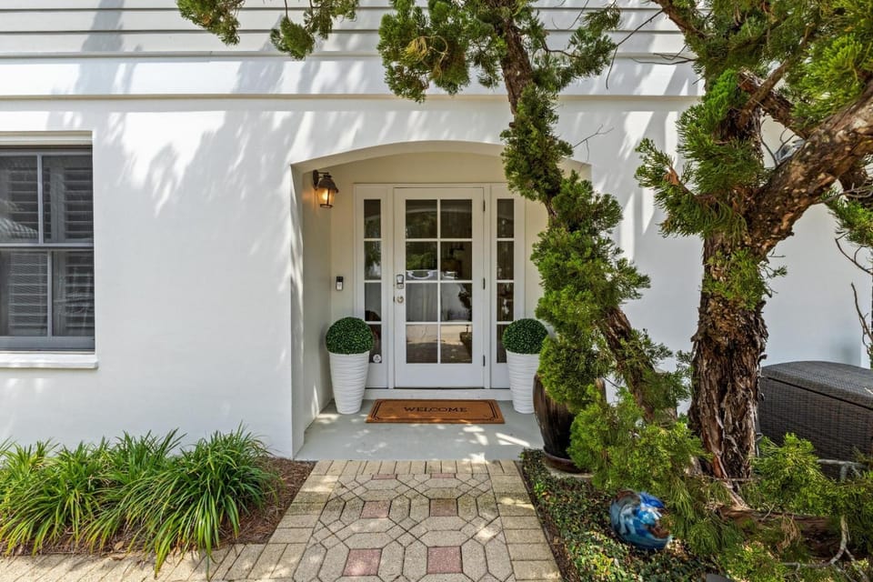 Property building, Facade/entrance, Day