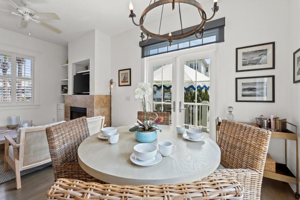 TV and multimedia, Living room, Seating area, Dining area, fireplace