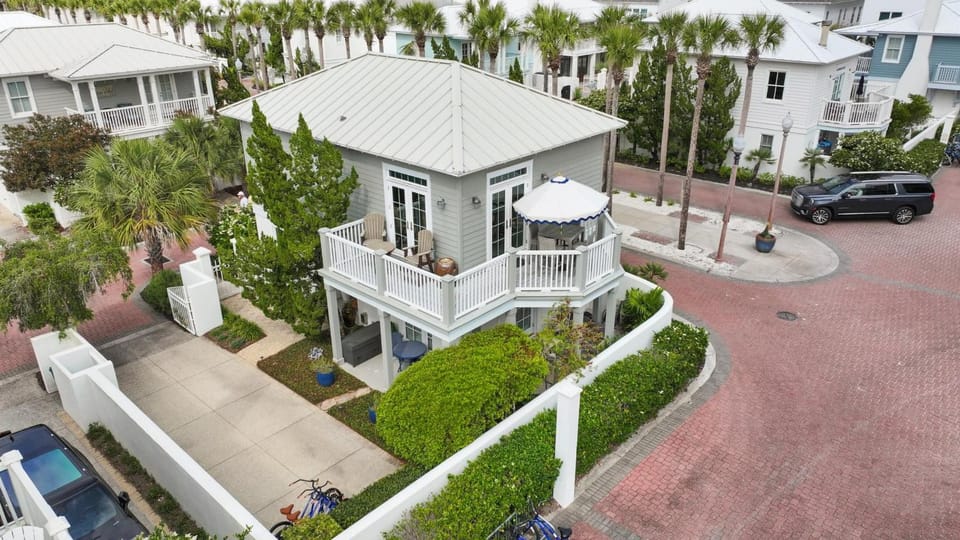 Property building, Day, Neighbourhood, Natural landscape, Bird's eye view, Street view, Location, Parking