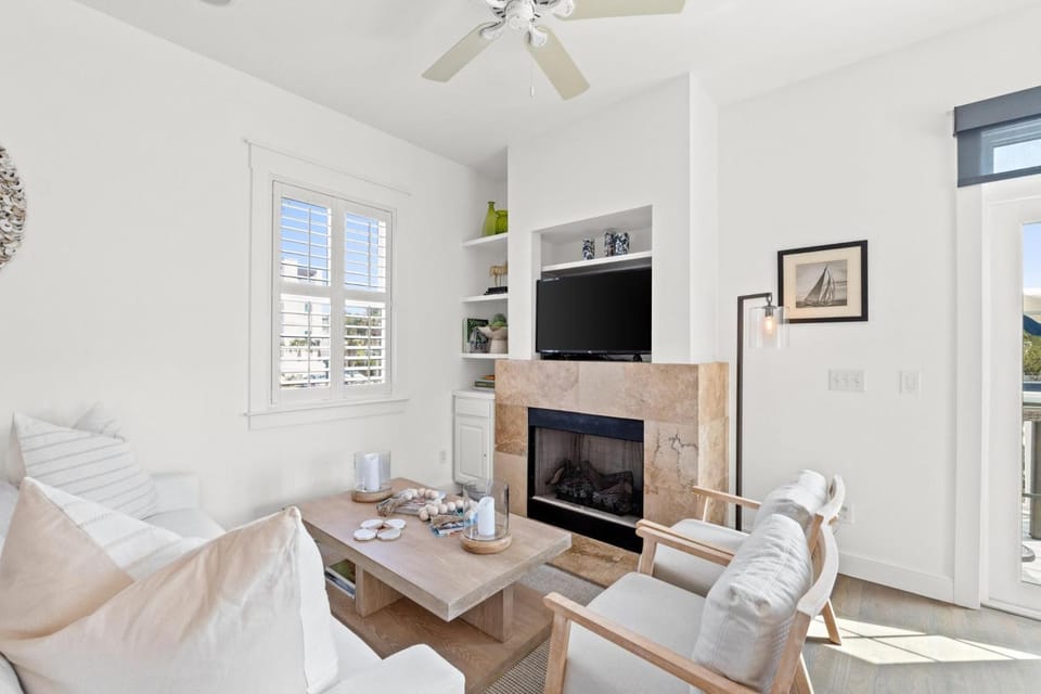 TV and multimedia, Living room, Seating area, fireplace