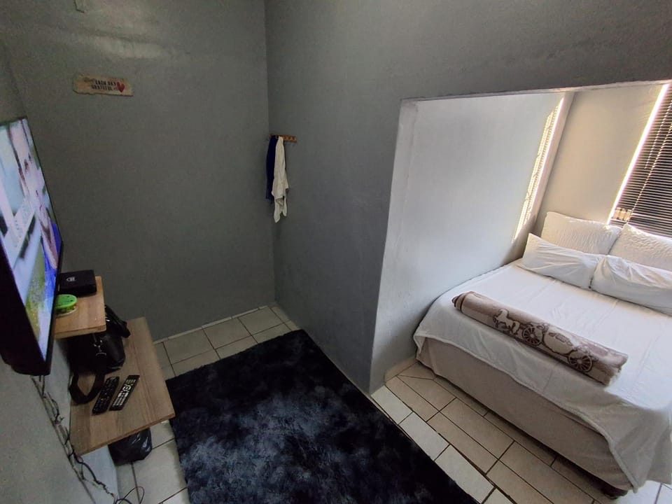 M J GuestHouse Bed and Breakfast in Gauteng