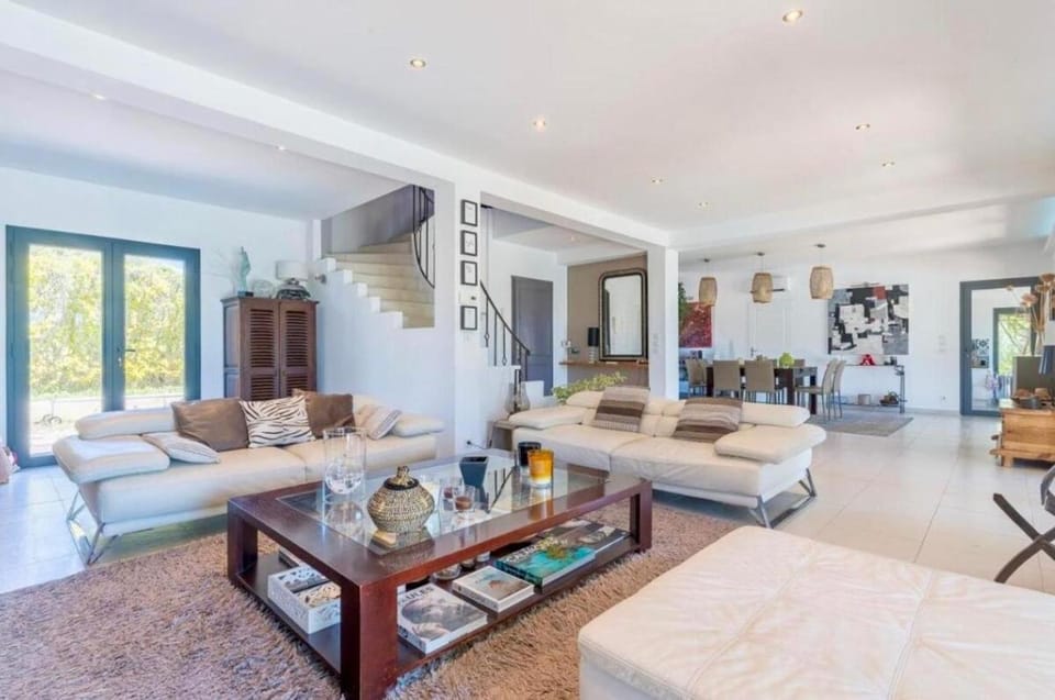Living room, Food and drinks, Seating area, Dining area, Drinks