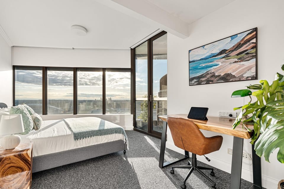 Bed, TV and multimedia, Living room, Photo of the whole room, Seating area, Bedroom