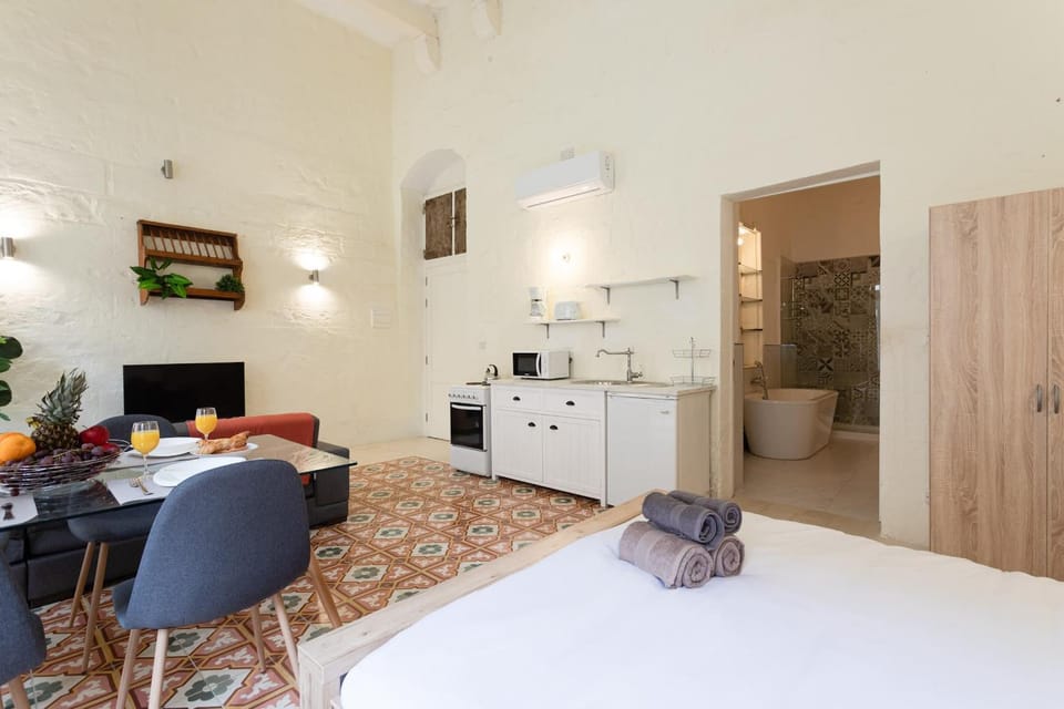 Bed, TV and multimedia, Kitchen or kitchenette, Living room, Seating area, Dining area, oven, stove, towels