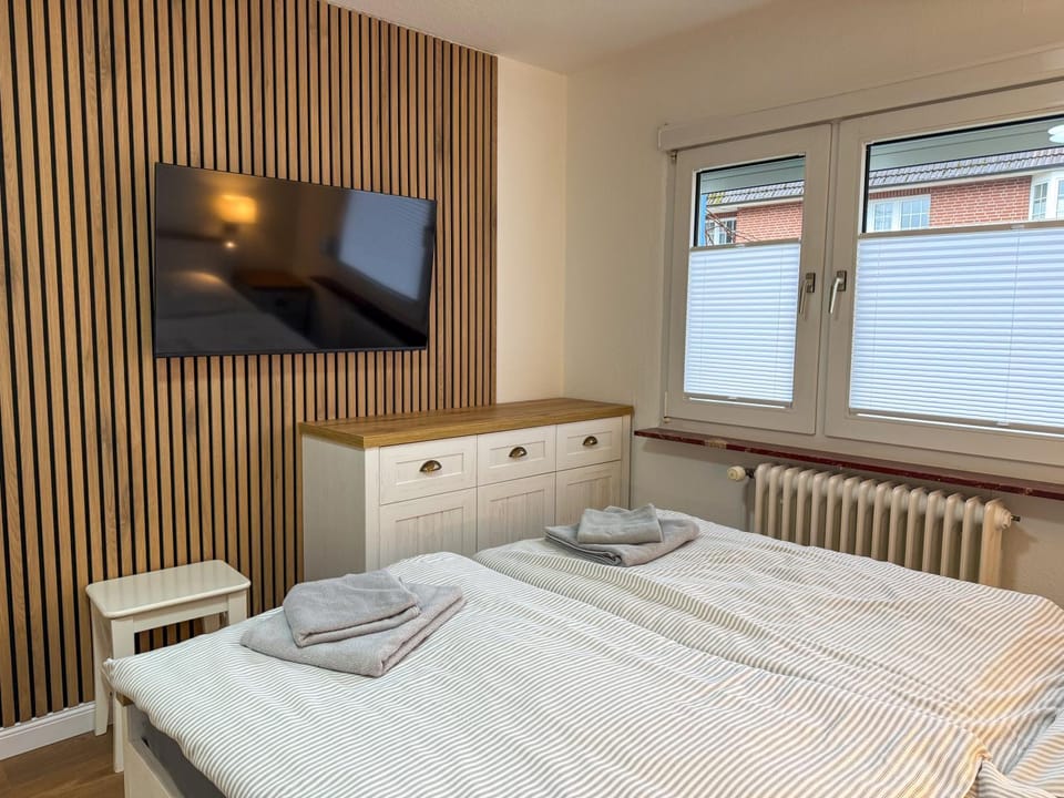 Bed, TV and multimedia, Bedroom