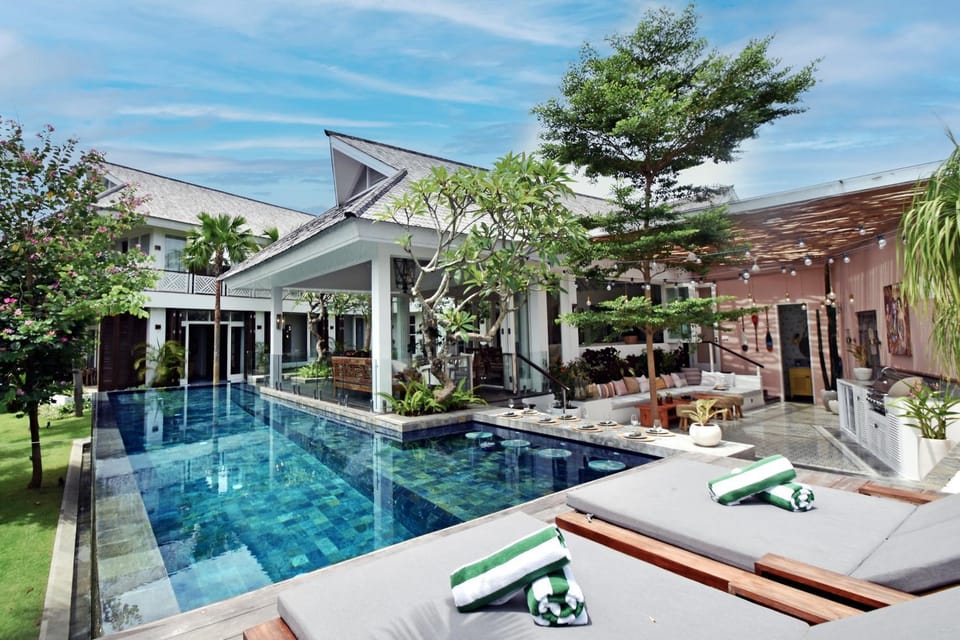 Property building, Patio, Restaurant/places to eat, Day, Garden, Garden view, Pool view, Swimming pool, sunbed