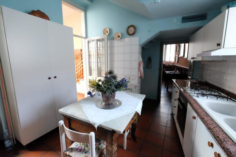 Kitchen or kitchenette, Communal kitchen