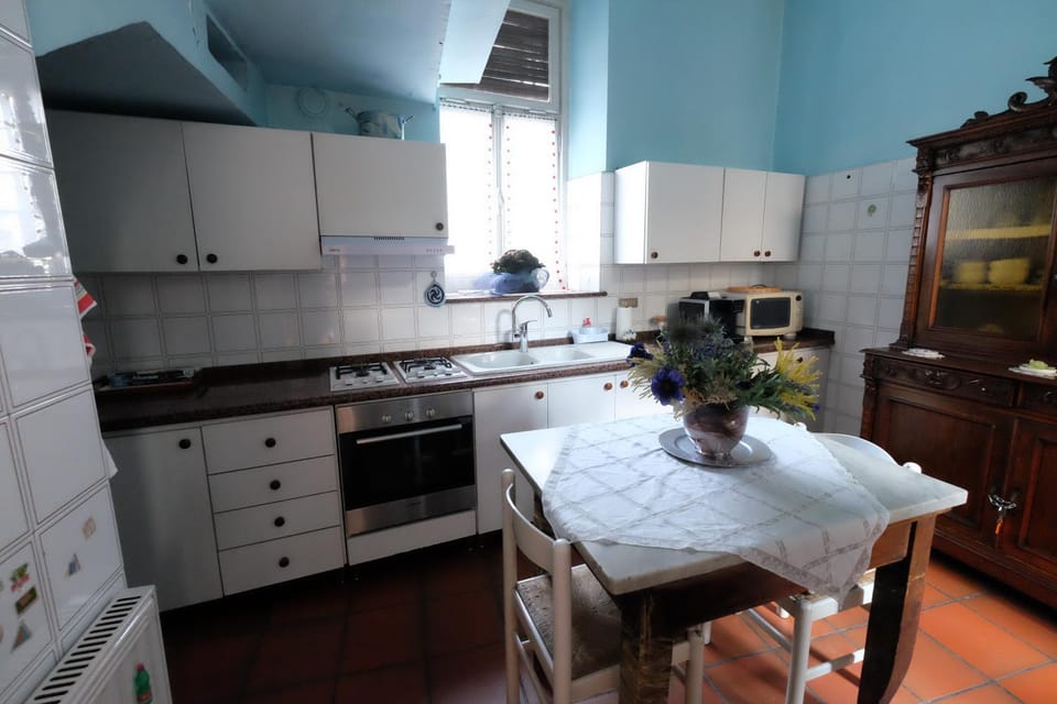 Kitchen or kitchenette, Communal kitchen