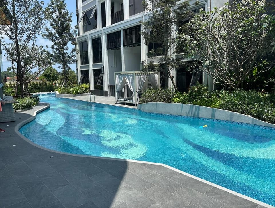 Property building, Day, Pool view, Swimming pool