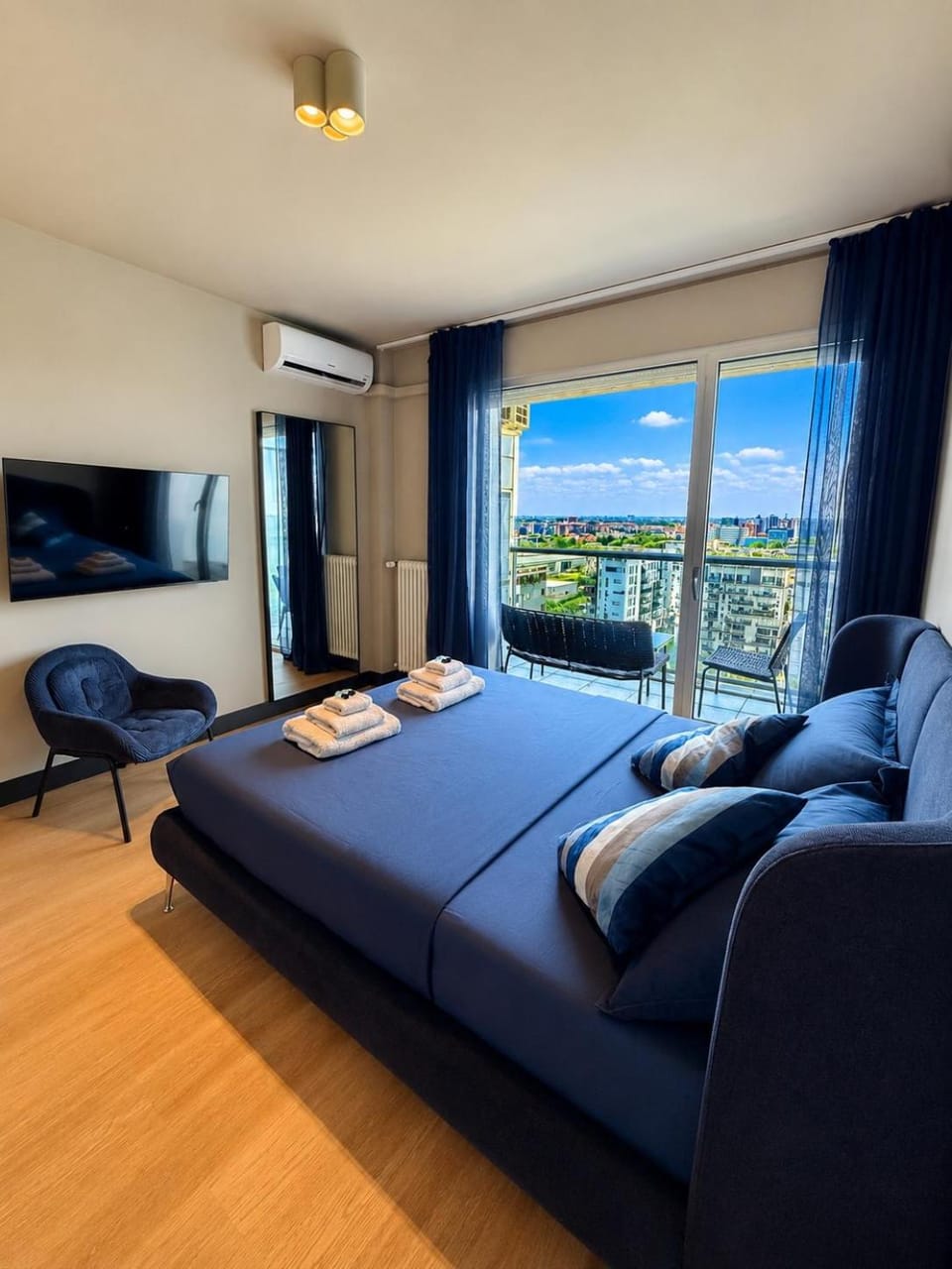 Skyline House - FREE PARKING & TERRACE Apartment in Milan