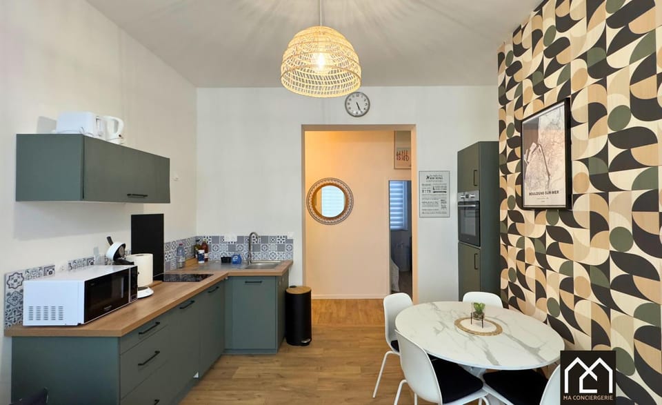 Kitchen or kitchenette, Dining area, oven, stove