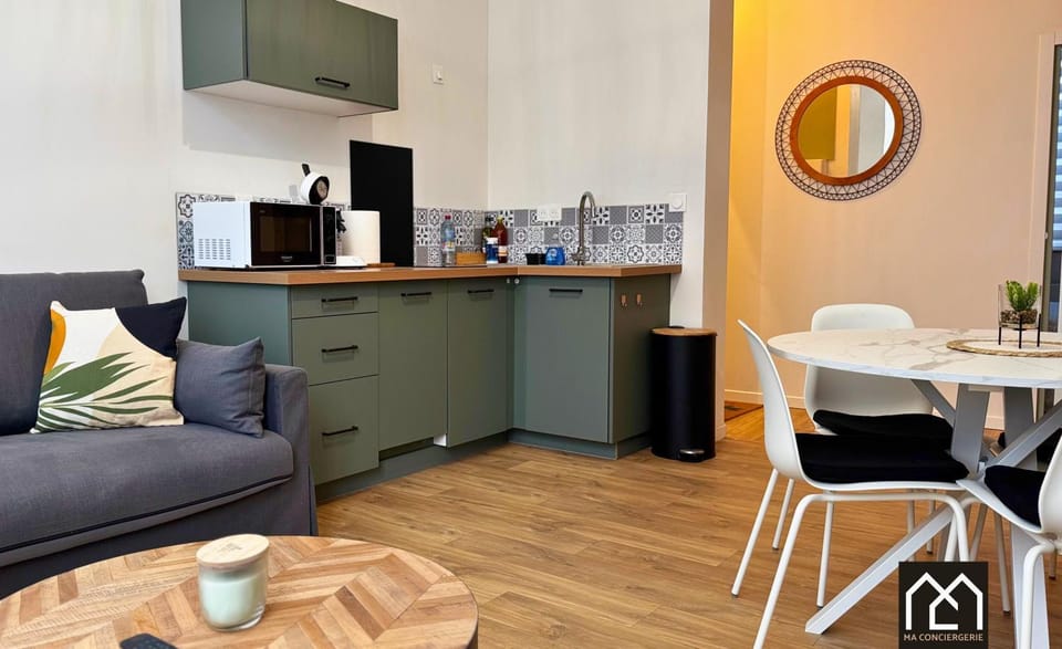 Coffee/tea facilities, Kitchen or kitchenette, Living room, Seating area, Dining area, stove