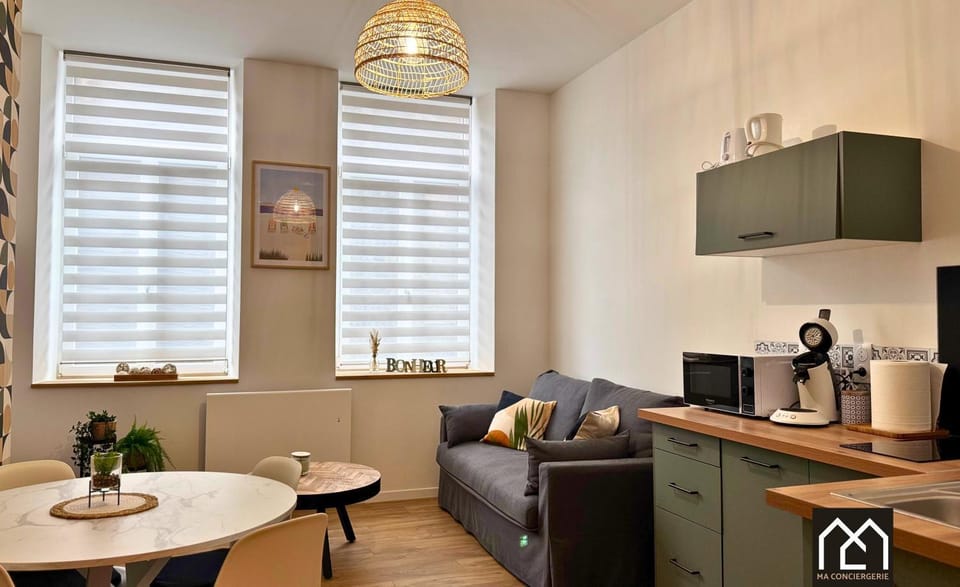 Coffee/tea facilities, Kitchen or kitchenette, Living room, Seating area, Dining area, stove