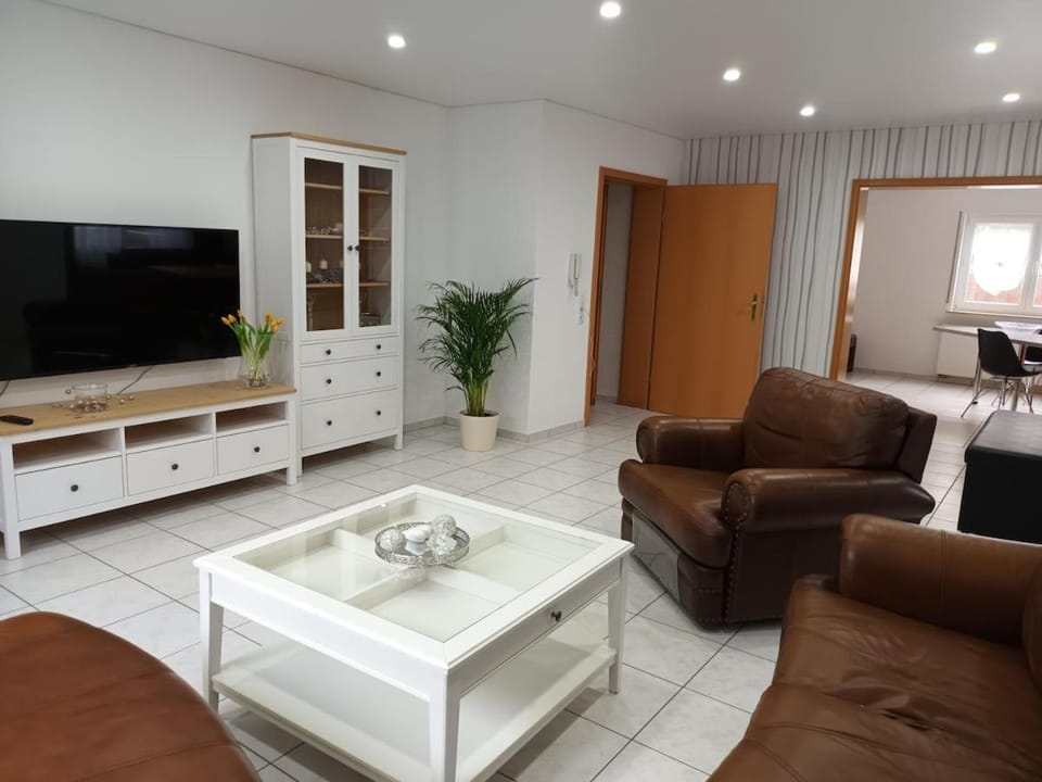 TV and multimedia, Living room, Seating area, Evening entertainment