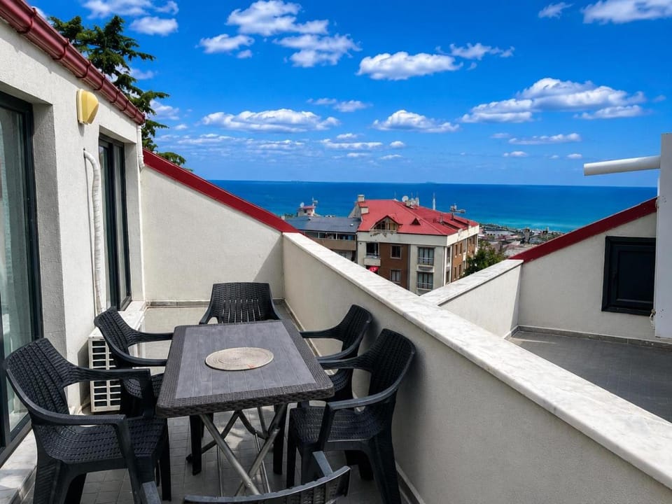 Natural landscape, View (from property/room), Balcony/Terrace, Seating area, Sea view