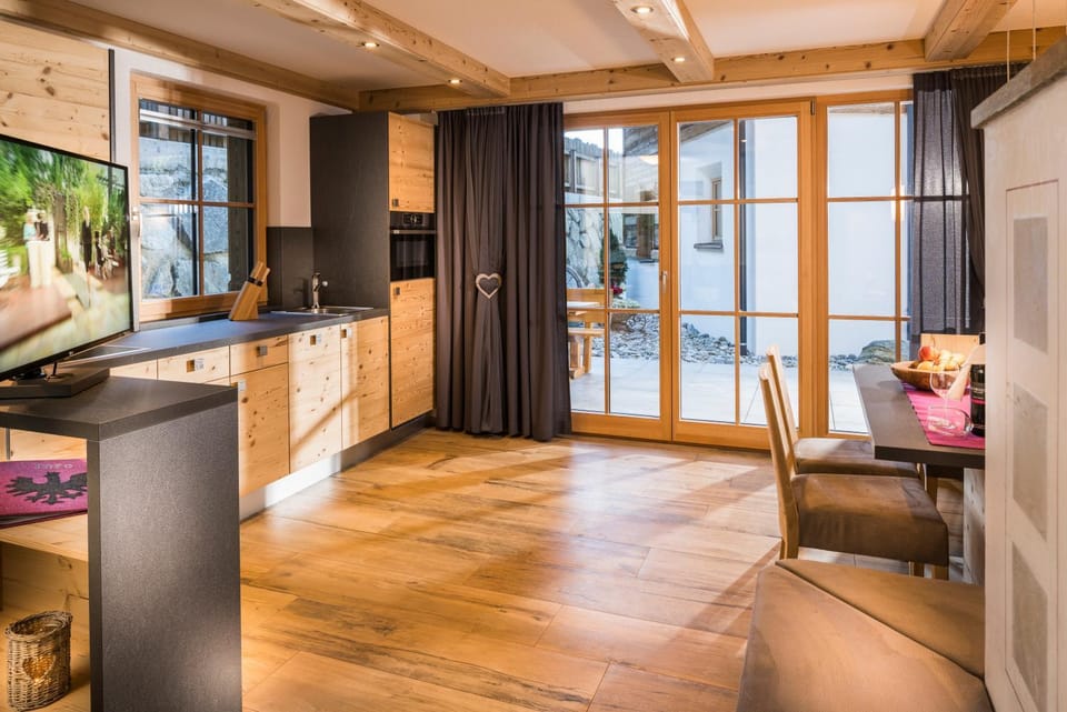 Balcony/Terrace, Area and facilities