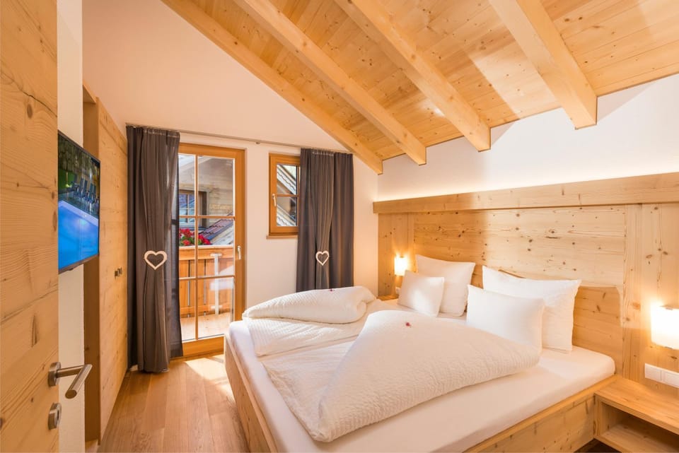 Bed, Balcony/Terrace, Bedroom, Garden view, Pool view