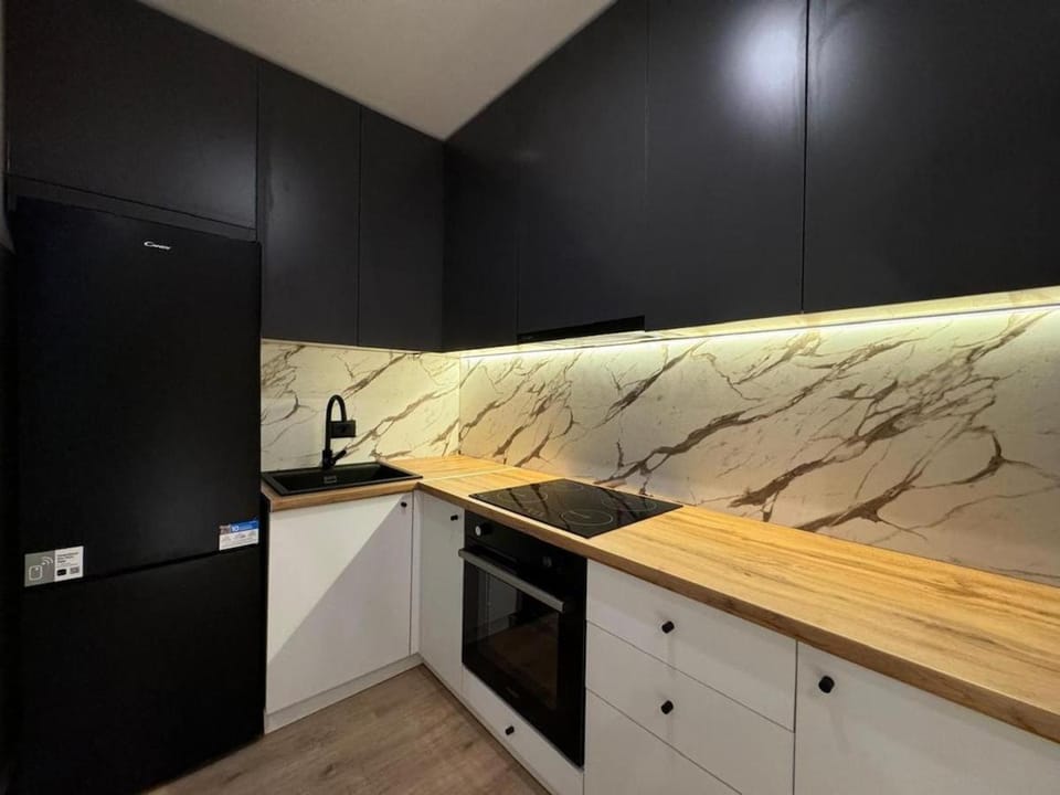 Kitchen or kitchenette, minibar
